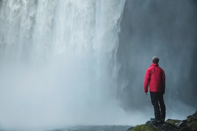 人站在一块岩石瀑布
